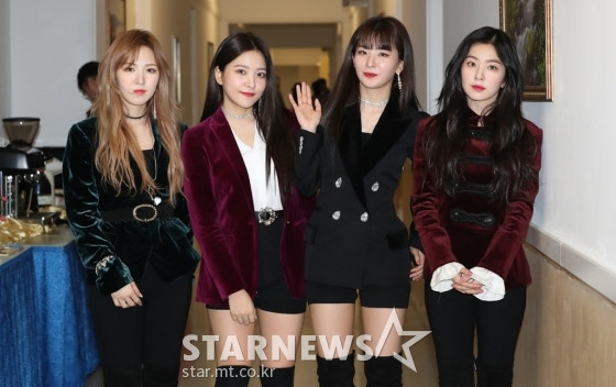 Ông Kim Jong Un xúc động khi xem sao Kpop biểu diễn nhạc